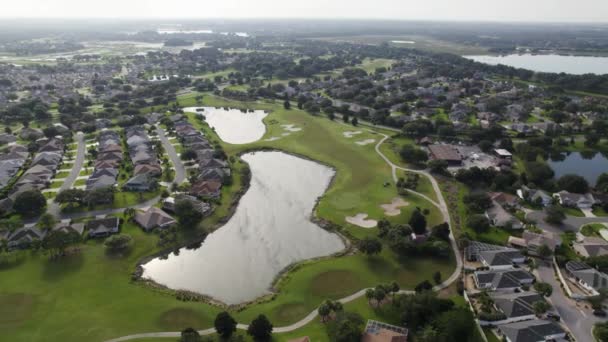 Wolna Orbita Drona Strzał Bujne Zielone Pole Golfowe Florydzie Seniora — Wideo stockowe