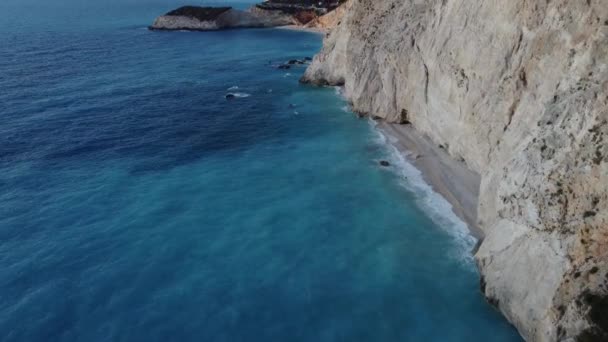 Drone Explora Litoral Panorâmico Ilha Lefkada Praia Porto Katsiki — Vídeo de Stock