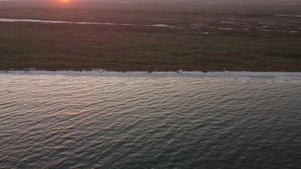 暖かい太陽が背景に設定されている間 黒海の美しい波の空中ショットは バドゥ ルーマニアの野生のビーチの海岸を打つ — ストック動画