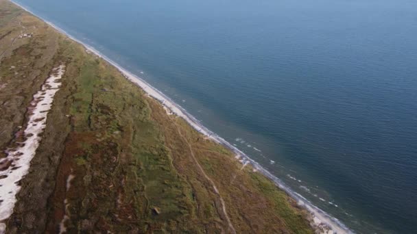 波がバドゥビーチ ルーマニア ヨーロッパの野生の海岸に当たる黒海の空中の美しい景色 — ストック動画