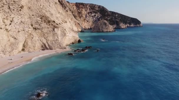 Emplacement Épique Plage Porto Katsiki Sous Des Falaises Abruptes Grèce — Video