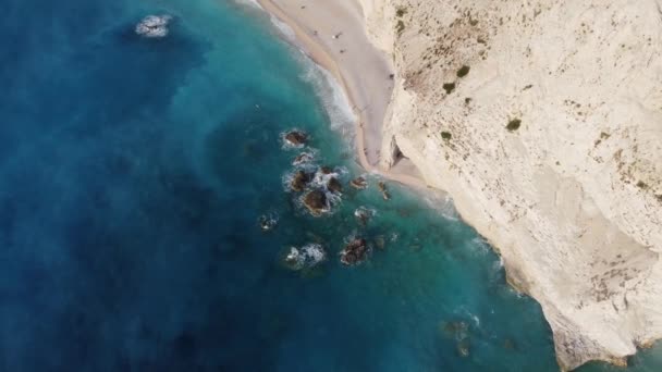 Idilliaca Destinazione Spiaggia Con Azzurro Acqua Accanto Scogliera Precipitosa — Video Stock