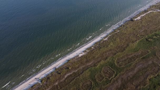 Воздушный Панорамный Снимок Дикого Пляжа Окружении Зелени Черноморскими Волнами Ударяющимися — стоковое видео