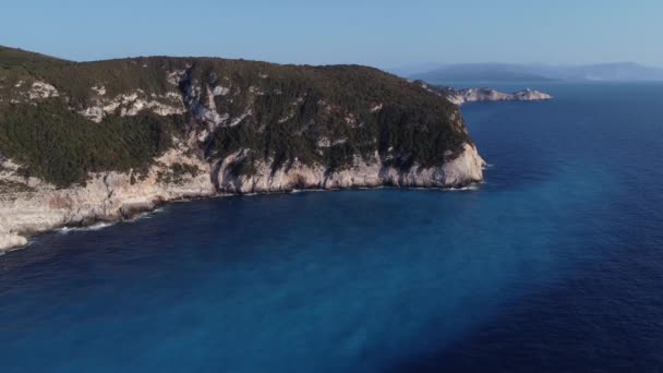 Drone Pan Che Mostra Ripide Scogliere Lungo Costa Dell Isola — Video Stock