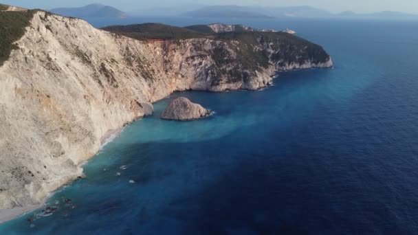Vista Aerea Pittoresca Acque Turchesi Delimitate Scogliere Scoscese Mediterraneo — Video Stock