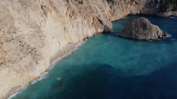 Praia Isolada Estreita Com Água Azul Azure Lado Penhasco Acidentado — Vídeo de Stock