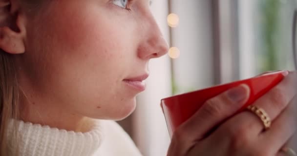 Ultra Primer Plano Una Mujer Rubia Bebiendo Café Una Taza — Vídeo de stock