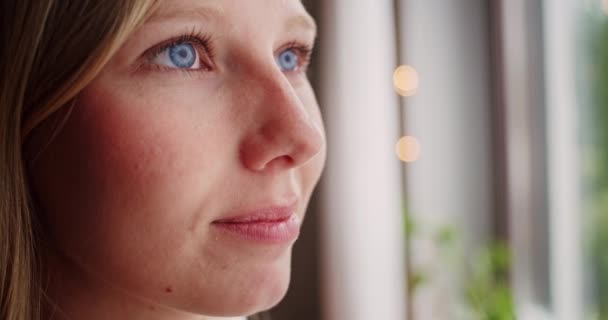 Mujer Rubia Con Ojos Azules Bebiendo Café Ventana Casa Primer — Vídeo de stock
