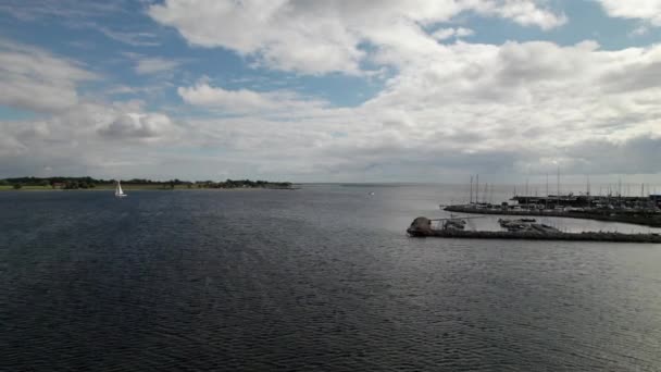 Danimarka Güzel Bir Limanın Havadan Üstgeçişi Yazın Dolly Vuruldu — Stok video