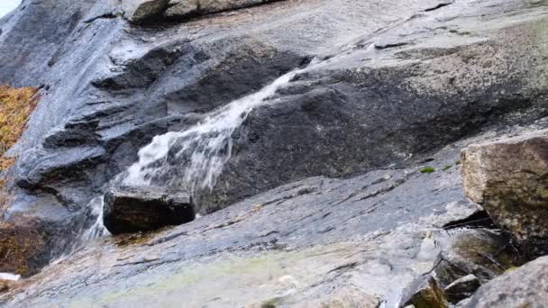 Aus Nächster Nähe Schoss Wasser Über Den Fels Sauberes Und — Stockvideo