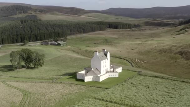 Vista Aérea Del Castillo Corgarff Día Soleado Aberdeenshire Escocia Izquierda — Vídeo de stock