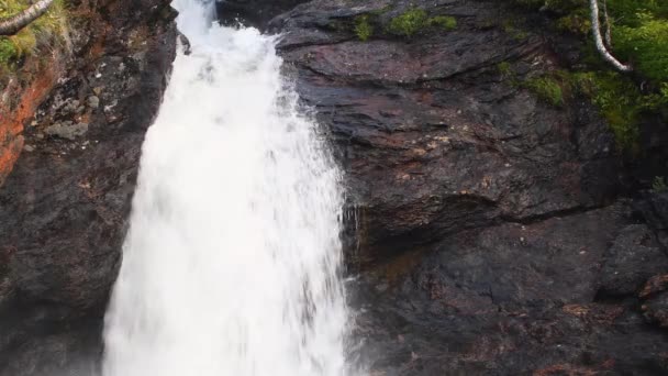 Cachoeira Pulverizando Água Sobre Rochas Baleada Norte Pelo Rio Norway — Vídeo de Stock