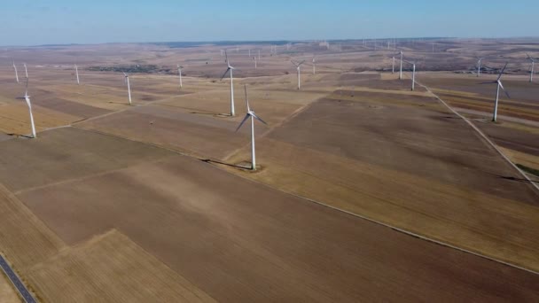 Rotující Větrné Turbíny Větrné Farmě Dron Stoupající Výstřel Odhaluje Otevřený — Stock video