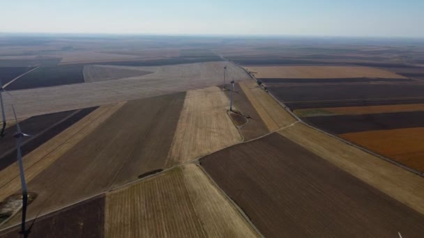 Turbinas Eólicas Parques Eólicos Esparcidas Por Tierras Cultivo Vuelo Con — Vídeos de Stock