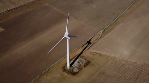 Disparo Órbita Aérea Solo Aerogenerador Girando Viento Mediodía — Vídeos de Stock