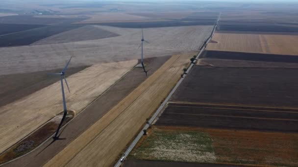 国の道路の隣の広大な地域の風力タービン ドローンはショットを明らかにする — ストック動画