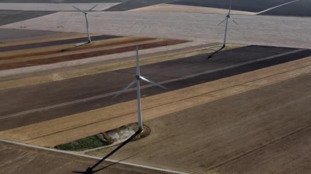 Lâminas Rotativas Turbinas Eólicas Terrenos Agrícolas Campo Antenas — Vídeo de Stock