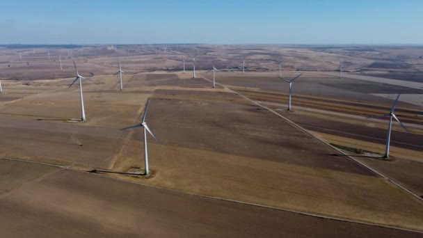 风力涡轮机散落在大范围的风场上 空中射击 — 图库视频影像