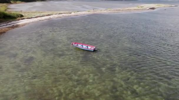 Drohne Umfliegt Ein Kleines Motorboot Das Vor Der Küste Vor — Stockvideo