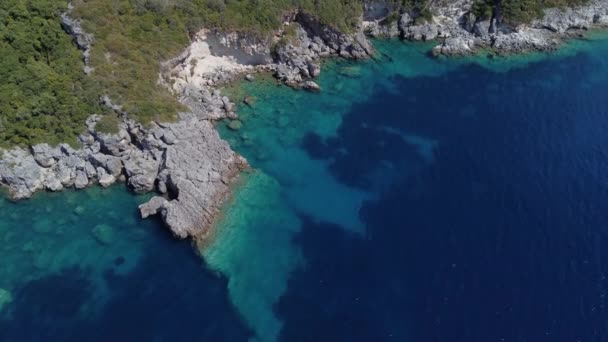 Воздушный Скалистый Берег Лесом Голубой Морской Водой Лефкаде Греция Дрон — стоковое видео