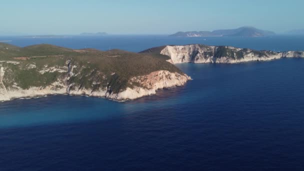 希腊莱夫卡达有蓝色海水的爱奥尼亚岛 无人驾驶飞机高空广射 — 图库视频影像