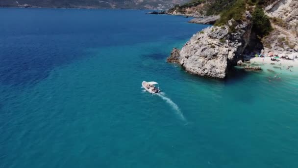 Barco Velocidade Uma Costa Ilha Colina Rochosa Lefkada Grécia Tiro — Vídeo de Stock