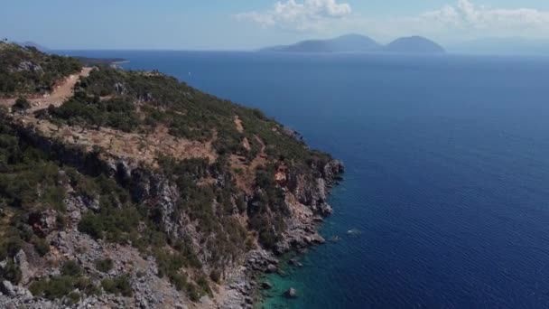 그리스의 레프카다에 언덕의 공중에 항공기가 격추되었다 — 비디오