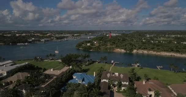 木星フロリダの木星インレットコロニー上空のドローン灯台へ — ストック動画