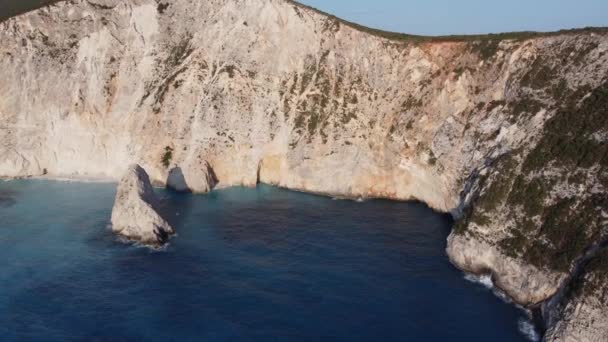 ギリシャのレフカダに青い海の水とヒルアイランドの崖 天気の良い日に撮影された空中ドローン追跡 — ストック動画