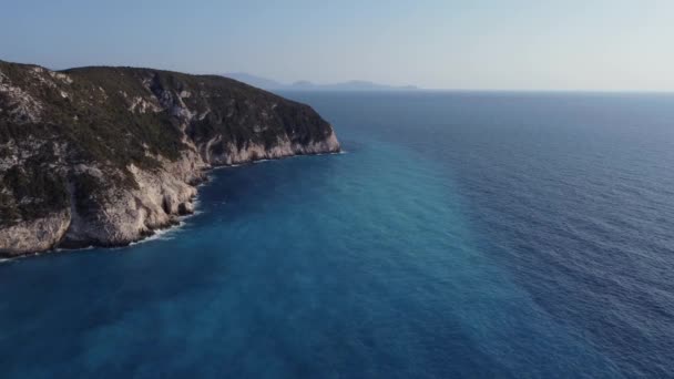 그리스의 레프카다에 바닷물 이오니아의 앞으로 날아가는 항공기 — 비디오