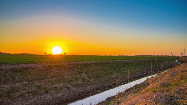 Gyönyörű Naplemente Tiszta Égen Vidéken Földek Timelapse Lövés — Stock videók