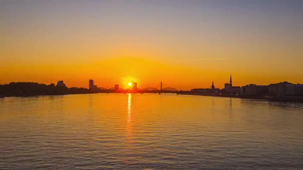 Zonsondergang Timelapse Riga Letland Zicht Vanaf Daugava Rivier Boogbrug Stadsgebouwen — Stockvideo