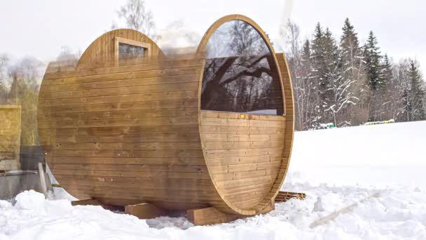 Persone Che Costruiscono Barile Legno Sauna Durante Inverno Lasso Tempo — Video Stock