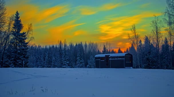 Bella Sunrise Cabin House Sul Paesaggio Innevato Campagna Lasso Tempo — Video Stock