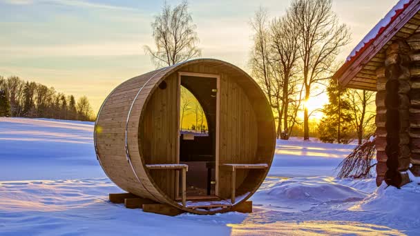 Thermowood Barrel Sauna Vedle Dřevěné Kabiny Jasným Západem Slunce Pozadí — Stock video