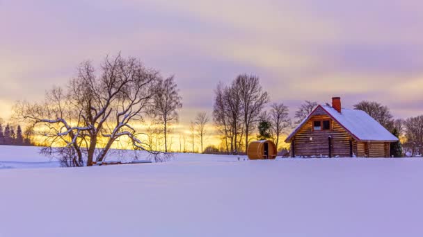 Paisaje Nuboso Timelapse Sobre Paisaje Invierno Termomadera Chalet Madera Sauna — Vídeos de Stock