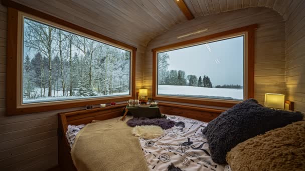 家庭室内装饰 热木小木屋 透过大窗户看冬季风景 — 图库视频影像