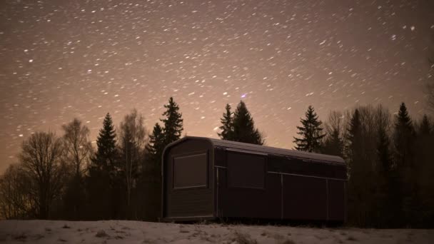 Black Thermowood Cabin Coniferous Forest Night Stars Sky Inglês Intervalo — Vídeo de Stock