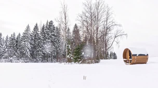 在白色的冬季风景中 只有热木桑拿一个人 雪暴覆盖一切 — 图库视频影像