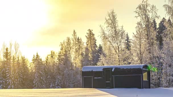 Vurige Zonsondergang Dik Met Sneeuw Bedekt Bos Met Thermowood Cabin — Stockvideo