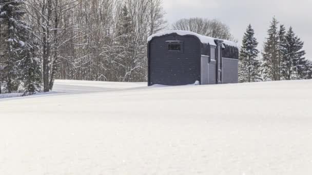 Caída Nieve Pesada Día Invierno Con Thermowood Cottage Cerca Campo — Vídeos de Stock