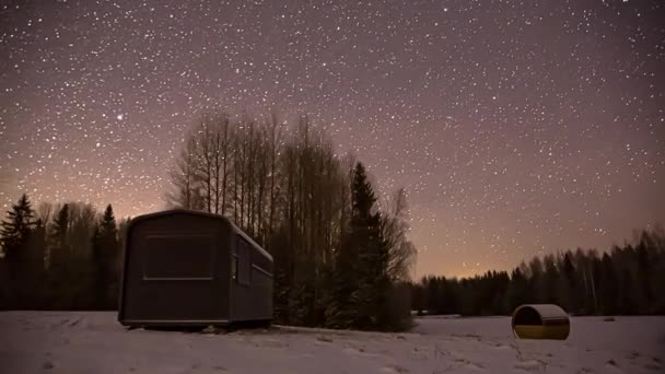 Impresionante Lapso Tiempo Nocturno Las Estrellas Mueven Cielo Cabaña Aislada — Vídeos de Stock