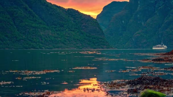 Foto Perjalanan Cruise Liner Melintasi Perairan Fjord Norwegia Antara Pegunungan — Stok Video