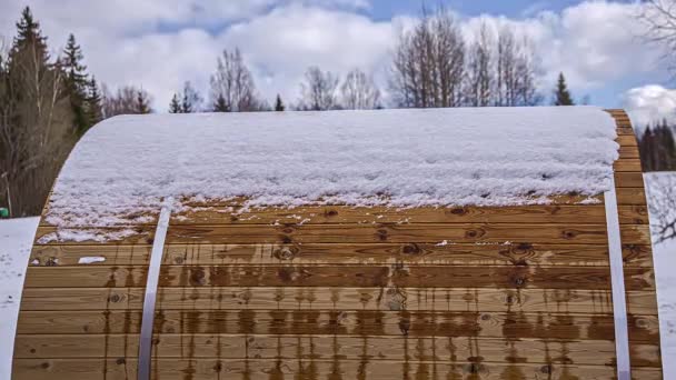 Derretimiento Nieve Parte Superior Sauna Barril Madera Termomadera Timelapse — Vídeos de Stock