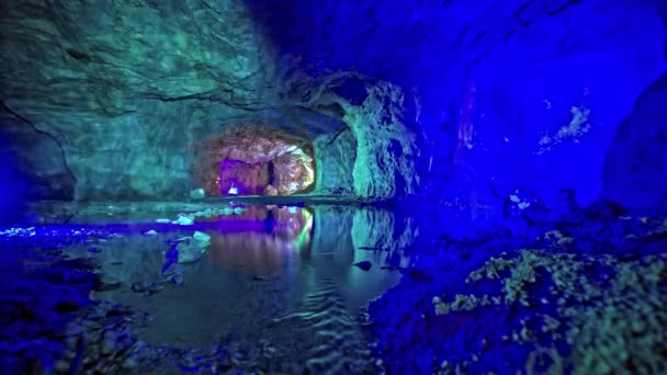 Blå Ljusgrotta Med Reflektioner Vikingadalen Norge — Stockvideo