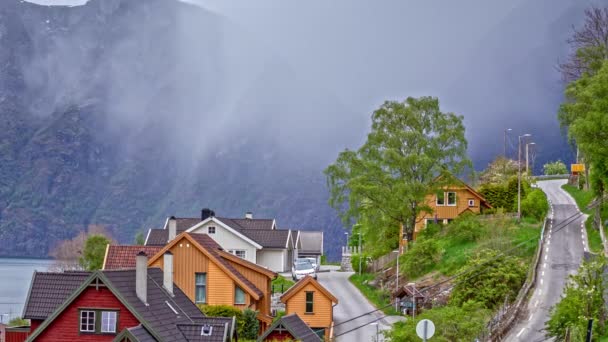 Houten Huizen Aan Fjord Shore Aurland Tijdens Mistige Bewolkte Dagen — Stockvideo