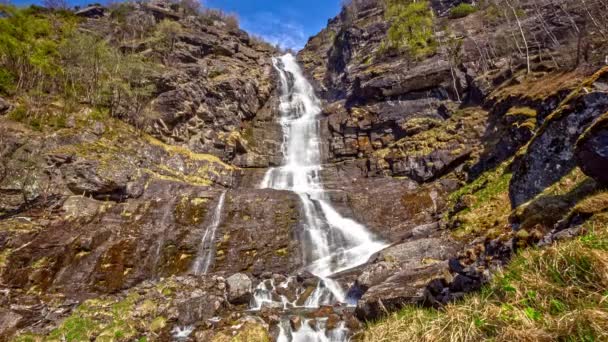 Upływ Czasu Spokojnego Płynącego Wodospadu Dół Skalistych Gór Aurland Norwegia — Wideo stockowe