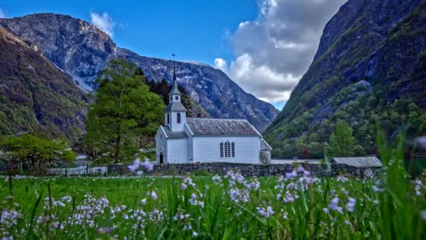 Pohled Exteriéru Kostela Bakka Pobřeží Nryfjordu Obklopeném Skalistými Horami Aurlandu — Stock video