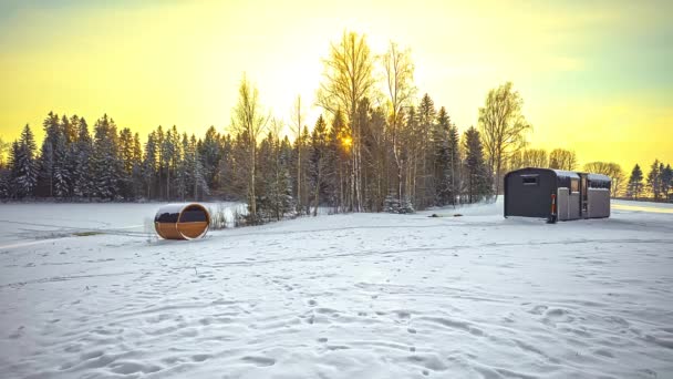 Zeitraffer Aufnahme Einer Wunderschönen Verschneiten Landschaft Mit Gemütlichem Holzhaus Und — Stockvideo