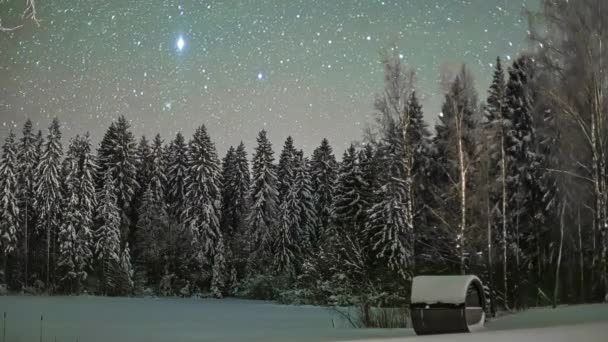 Gwiaździsta Noc Śnieżnym Lesie Sosnowym Beczkową Sauną Termowoodową Timelapse — Wideo stockowe